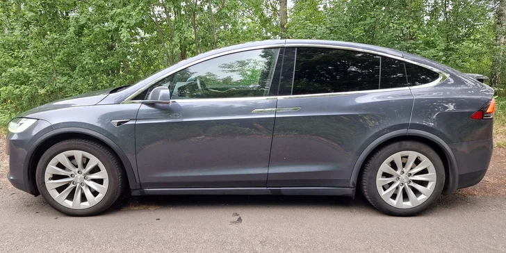 Řidičem či spolujezdcem v Tesle Model X: 20–60 minut v autě budoucnosti