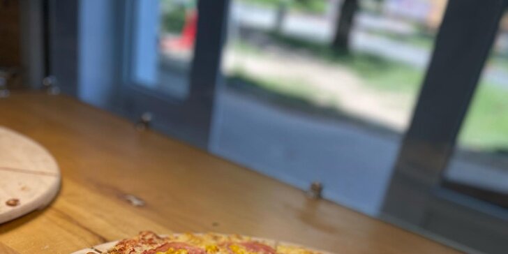 1× pizza dle výběru k odnosu s sebou i ⅙ pizzy na tácku: šunková, tvarůžková, primavera i quattro formaggi