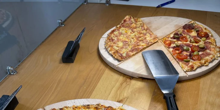 1× pizza dle výběru k odnosu s sebou i ⅙ pizzy na tácku: šunková, tvarůžková, primavera i quattro formaggi