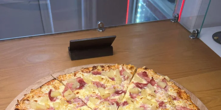 1× pizza dle výběru k odnosu s sebou i ⅙ pizzy na tácku: šunková, tvarůžková, primavera i quattro formaggi