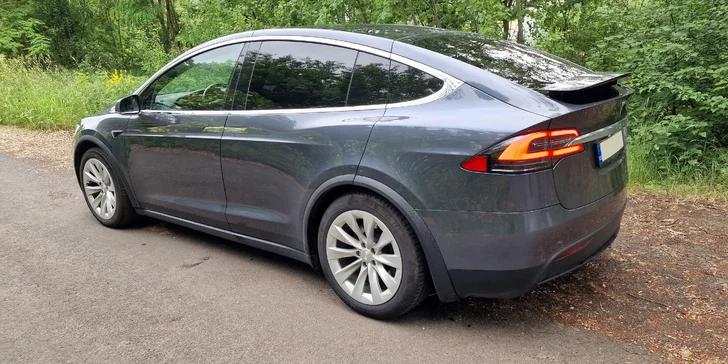 Řidičem či spolujezdcem v Tesle Model X: 20–60 minut v autě budoucnosti