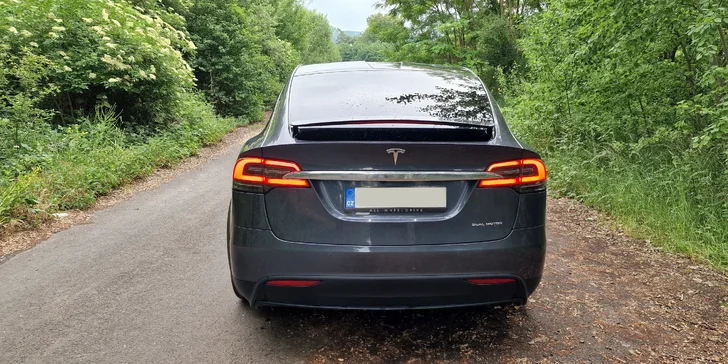 Řidičem či spolujezdcem v Tesle Model X: 20–60 minut v autě budoucnosti