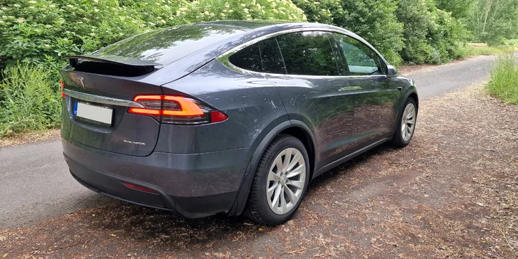 Řidičem či spolujezdcem v Tesle Model X: 20–60 minut v autě budoucnosti