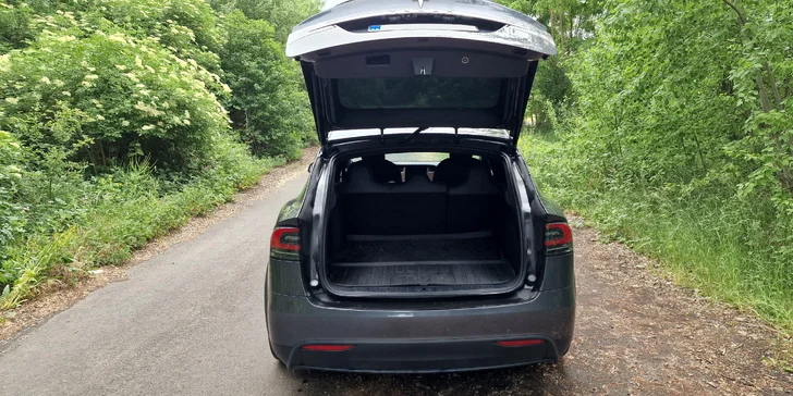 Řidičem či spolujezdcem v Tesle Model X: 20–60 minut v autě budoucnosti