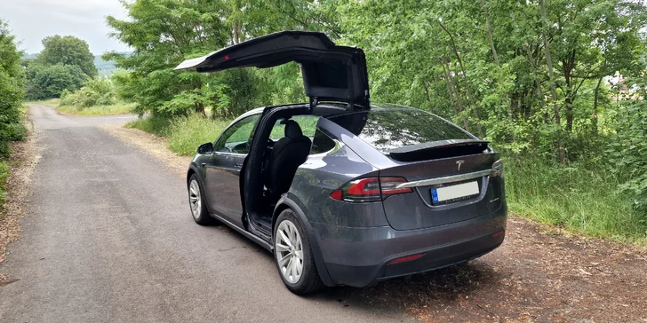 Řidičem či spolujezdcem v Tesle Model X: 20–60 minut v autě budoucnosti