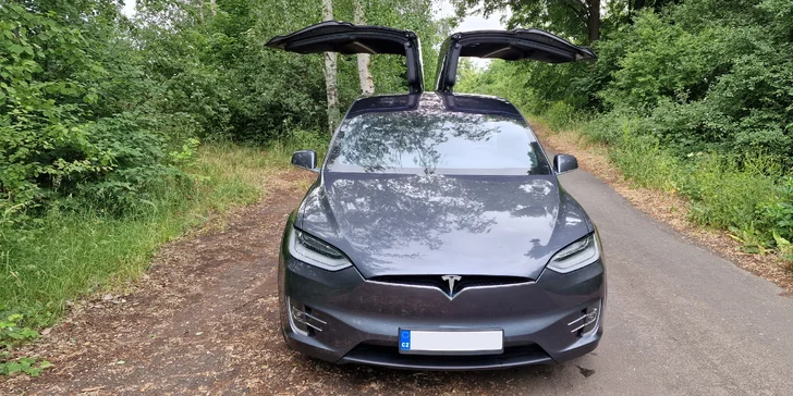 Řidičem či spolujezdcem v Tesle Model X: 20–60 minut v autě budoucnosti