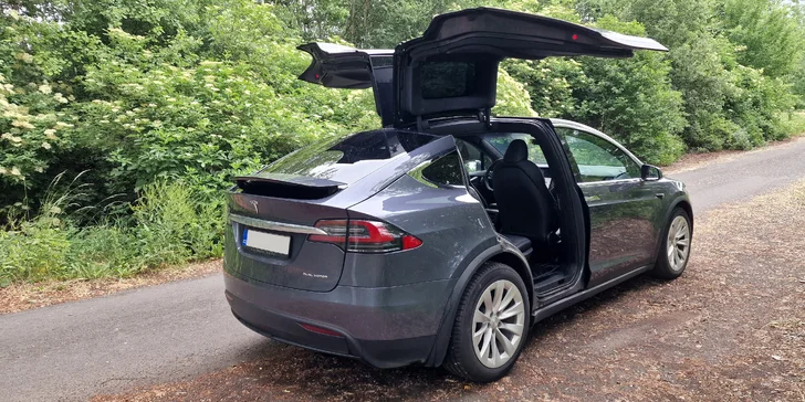 Řidičem či spolujezdcem v Tesle Model X: 20–60 minut v autě budoucnosti