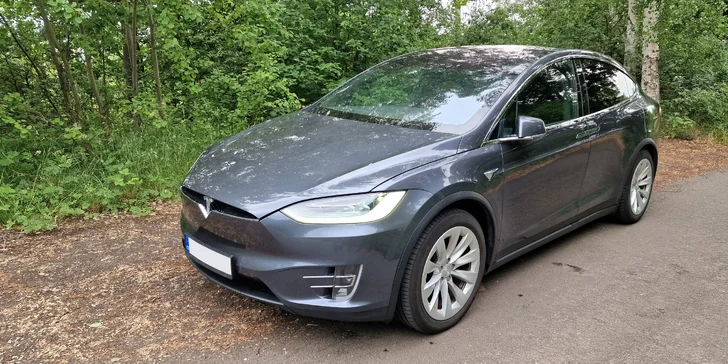 Řidičem či spolujezdcem v Tesle Model X: 20–60 minut v autě budoucnosti