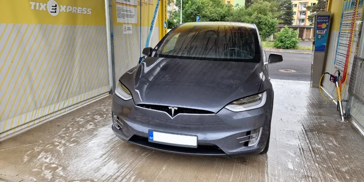 Řidičem či spolujezdcem v Tesle Model X: 20–60 minut v autě budoucnosti