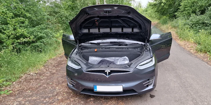 Řidičem či spolujezdcem v Tesle Model X: 20–60 minut v autě budoucnosti