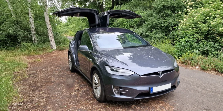 Řidičem či spolujezdcem v Tesle Model X: 20–60 minut v autě budoucnosti