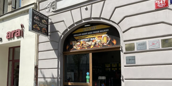 Znamenitý vyhlášený kebab Can Bey: Kuřecí, telecí nebo mix a k němu nealko nápoj