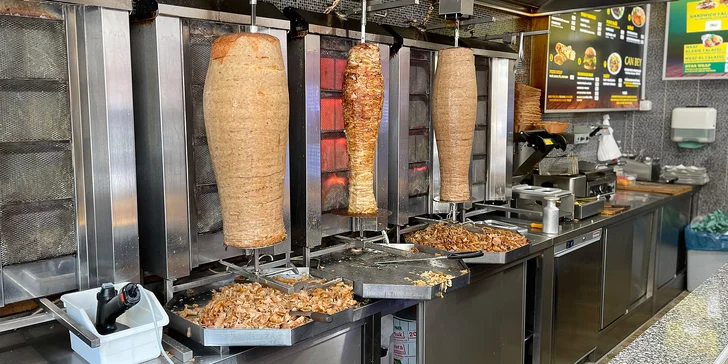 Znamenitý vyhlášený kebab Can Bey: Kuřecí, telecí nebo mix a k němu nealko nápoj