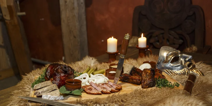 Masové menu ve filmové krčmě pro 4 osoby: medovina, hod sekerou a focení s maskou ze známých velkofilmů