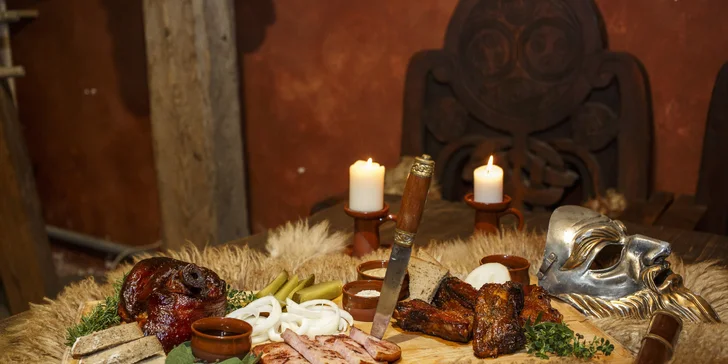 Masové menu ve filmové krčmě pro 4 osoby: medovina, hod sekerou a focení s maskou ze známých velkofilmů