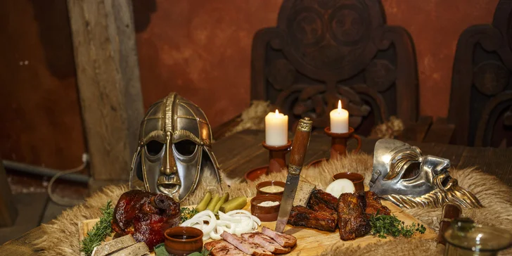 Masové menu ve filmové krčmě pro 4 osoby: medovina, hod sekerou a focení s maskou ze známých velkofilmů