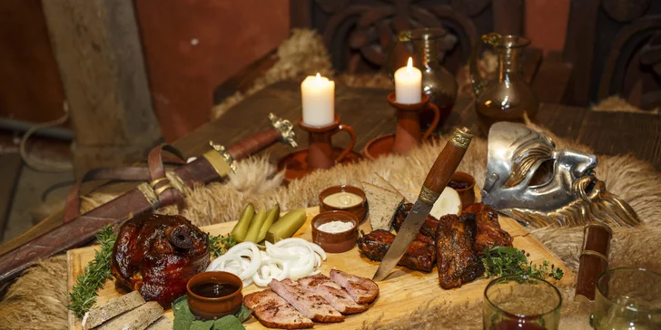 Masové menu ve filmové krčmě pro 4 osoby: medovina, hod sekerou a focení s maskou ze známých velkofilmů