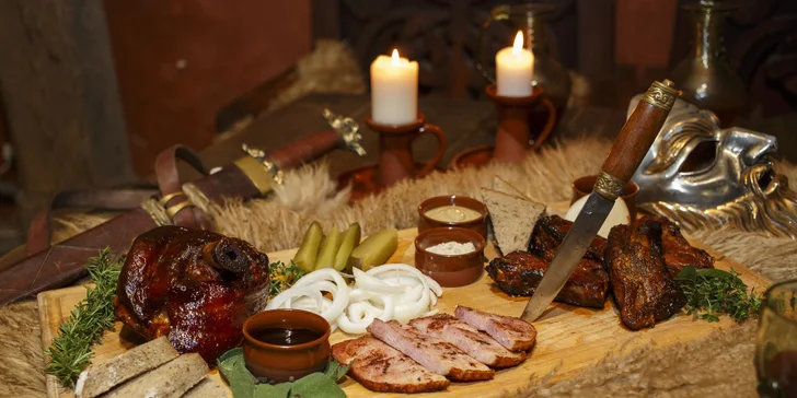Masové menu ve filmové krčmě pro 4 osoby: medovina, hod sekerou a focení s maskou ze známých velkofilmů