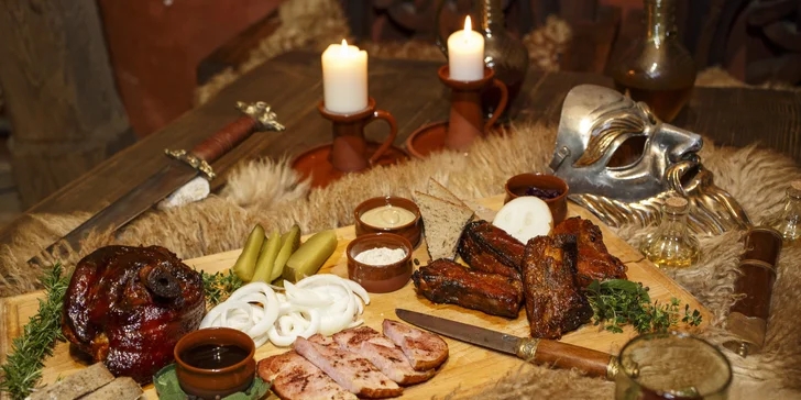 Masové menu ve filmové krčmě pro 4 osoby: medovina, hod sekerou a focení s maskou ze známých velkofilmů