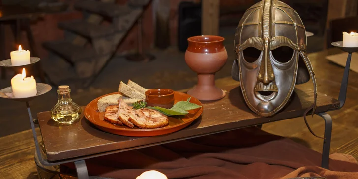 Masové menu ve filmové krčmě pro 4 osoby: medovina, hod sekerou a focení s maskou ze známých velkofilmů