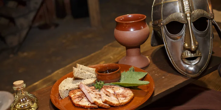 Masové menu ve filmové krčmě pro 4 osoby: medovina, hod sekerou a focení s maskou ze známých velkofilmů