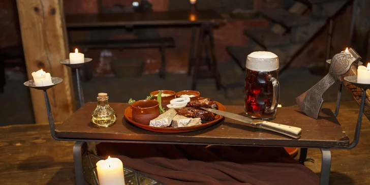 Masové menu ve filmové krčmě pro 4 osoby: medovina, hod sekerou a focení s maskou ze známých velkofilmů