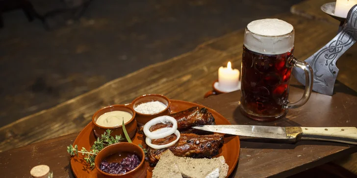 Masové menu ve filmové krčmě pro 4 osoby: medovina, hod sekerou a focení s maskou ze známých velkofilmů