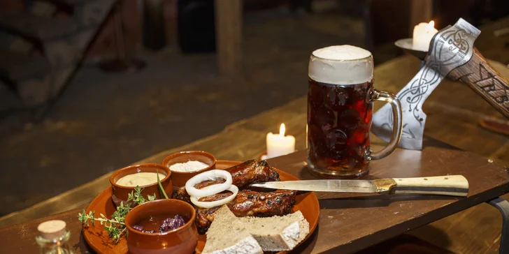 Masové menu ve filmové krčmě pro 4 osoby: medovina, hod sekerou a focení s maskou ze známých velkofilmů