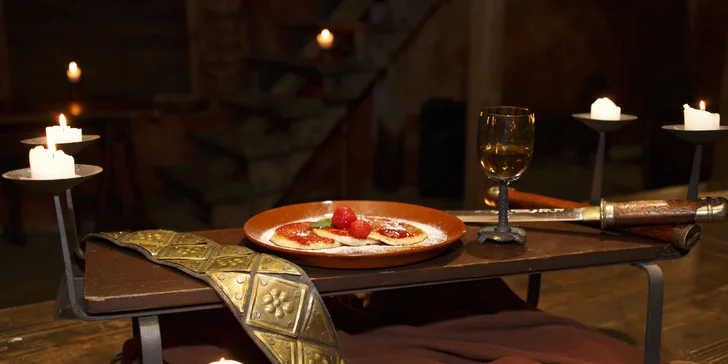 Masové menu ve filmové krčmě pro 4 osoby: medovina, hod sekerou a focení s maskou ze známých velkofilmů