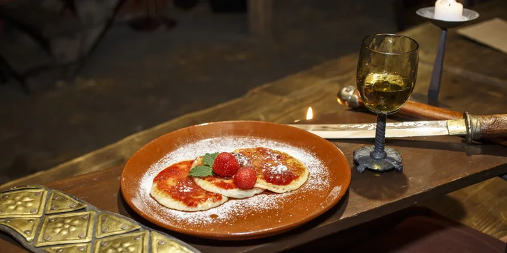Masové menu ve filmové krčmě pro 4 osoby: medovina, hod sekerou a focení s maskou ze známých velkofilmů