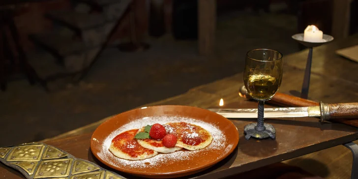 Masové menu ve filmové krčmě pro 4 osoby: medovina, hod sekerou a focení s maskou ze známých velkofilmů