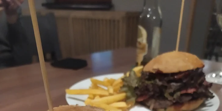 Hovězí hamburger nebo cheeseburger s hranolky pro jednoho i pro dva