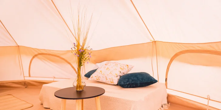 Glamping na pomezí Orlických hor a Králického Sněžníku: moderní stan s terasou, grilem i snídaní