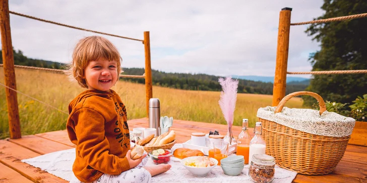 Glamping na pomezí Orlických hor a Králického Sněžníku: moderní stan s terasou, grilem i snídaní