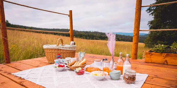 Glamping na pomezí Orlických hor a Králického Sněžníku: moderní stan s terasou, grilem i snídaní