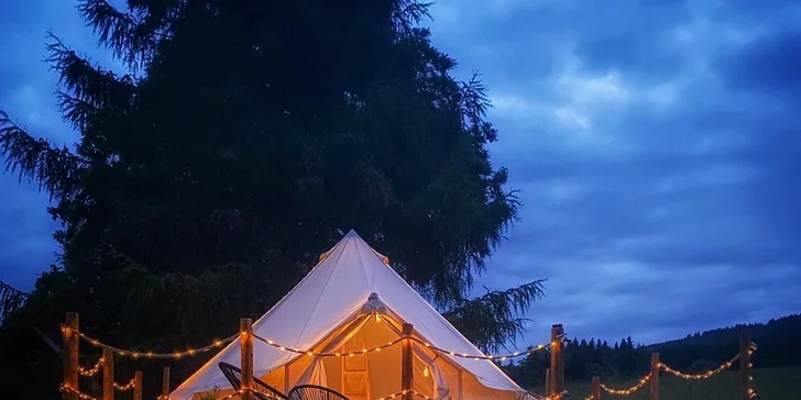 Glamping na pomezí Orlických hor a Králického Sněžníku: moderní stan s terasou, grilem i snídaní