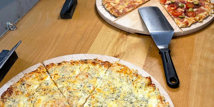 1× pizza dle výběru k odnosu s sebou i ⅙ pizzy na tácku: šunková, tvarůžková, primavera i quattro formaggi