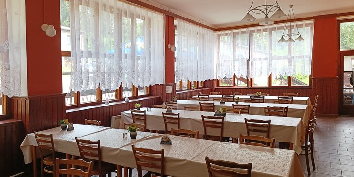 Pobyt ve sportovním areálu Samopše přímo u Sázavy: jednoduchý pokoj a bufetové snídaně