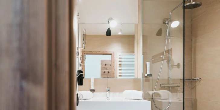 Aktivní dovolená v rakouských Korutanech: moderní hotel se snídaní či polopenzí a saunou