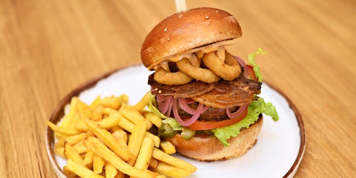 Burger menu dle výběru pro jednoho či dva na Andělu: hovězí, kuřecí i cheeseburger s hranolky a dipem