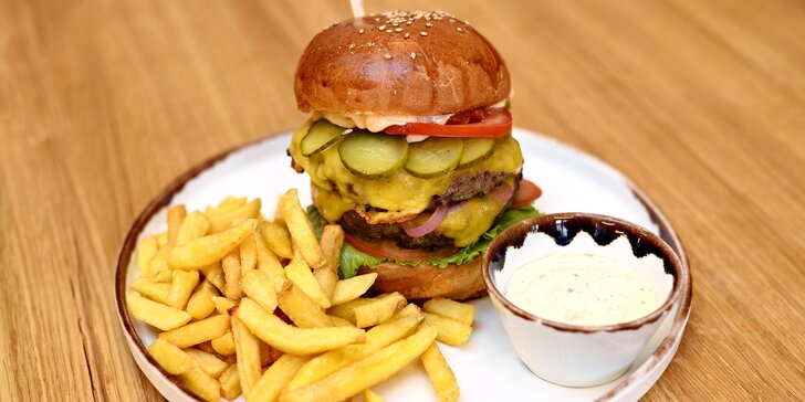 Burger menu dle výběru pro jednoho či dva na Andělu: hovězí, kuřecí i cheeseburger s hranolky a dipem