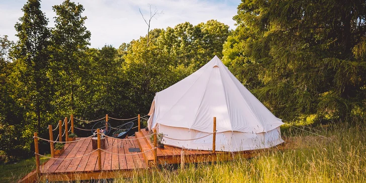 Glamping na pomezí Orlických hor a Králického Sněžníku: moderní stan s terasou, grilem i snídaní