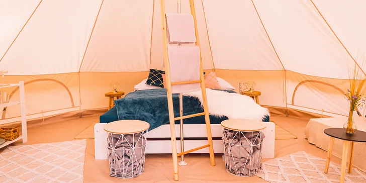 Glamping na pomezí Orlických hor a Králického Sněžníku: moderní stan s terasou, grilem i snídaní