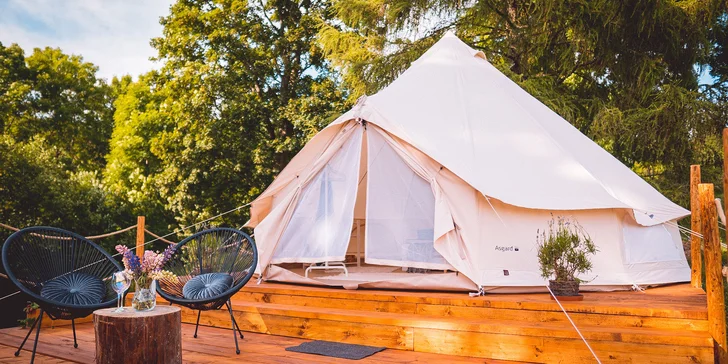 Glamping na pomezí Orlických hor a Králického Sněžníku: moderní stan s terasou, grilem i snídaní