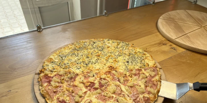 1× pizza dle výběru k odnosu s sebou i ⅙ pizzy na tácku: šunková, tvarůžková, primavera i quattro formaggi