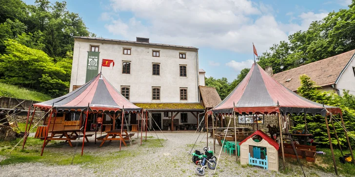 Masové menu ve filmové krčmě pro 4 osoby: medovina, hod sekerou a focení s maskou ze známých velkofilmů