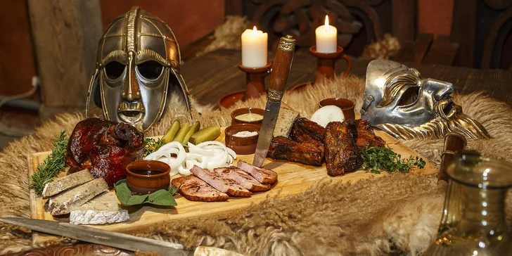 Masové menu ve filmové krčmě pro 4 osoby: medovina, hod sekerou a focení s maskou ze známých velkofilmů