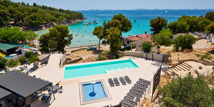 Dovolená v severní Dalmácii: 3* resort u pláže Slanica, polopenze i bazén