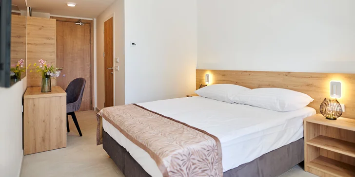 Dovolená v severní Dalmácii: 3* resort u pláže Slanica, polopenze i bazén