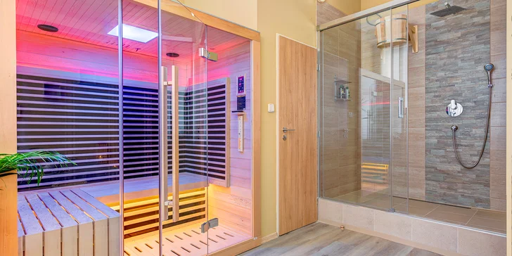 Privátní wellness pokoje v různých stylech: hydromasážní vana, sauna i relax zóna